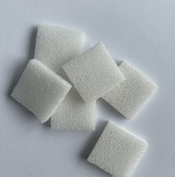Mehrere quadratische Zuschnitte des BioCor® Korrosionsschutzschaums.