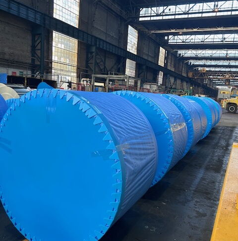Stahlcoils verpackt mit Blue Edge Kantenschutz, Seitenschutz und WrapWeave in Lagerhalle.