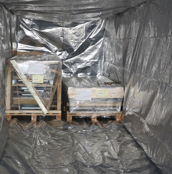 Versiegelte Auskleidung eines Kontainers aus Aluminiumverbundfolie, in dem volle Paletten gelagert sind.