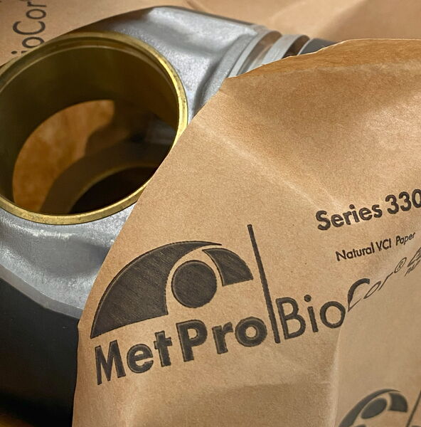 Zylinder verpackt in BioCor® Korrosionsschutzglattpapier.