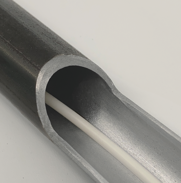 Metallrohr im Querschnitt mit innenliegendem weißem BioCor® Korrosionsschutzkabel mit hohem VCI-Gehalt für maximale Schutzwirkung.