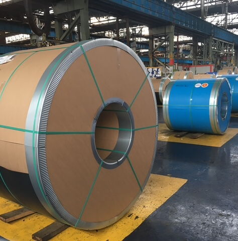 Stahlcoils verpackt mit braunem Kraftboard V’s Correx an allen Seiten sowie silbernem Kantenschutz um Transportschäden zu vermeiden.