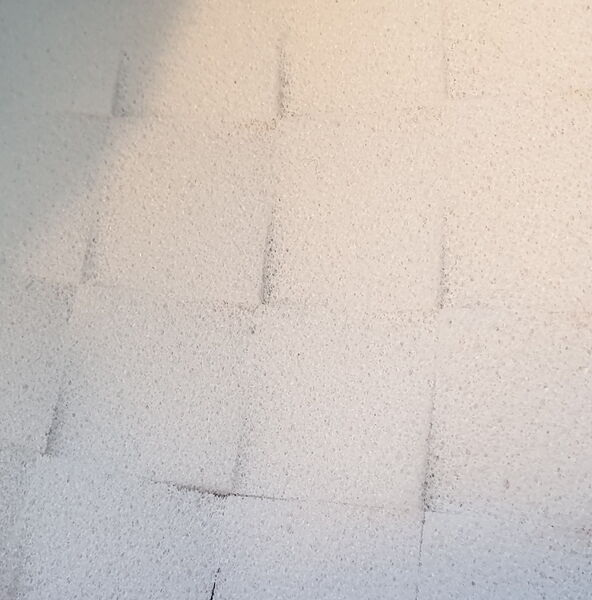 Detailaufnahme von eng nebeneinanderliegenden quadratischen Zuschnitten aus BioCor® Korrosionsschutzschaum.